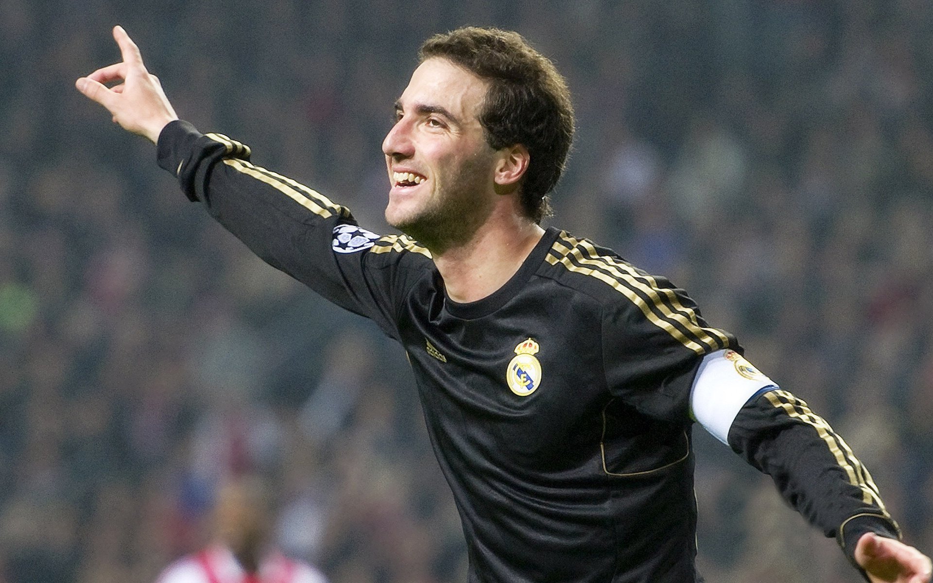 年度焦点之战之夜，浓眉攻防两端统治，书写传奇篇章